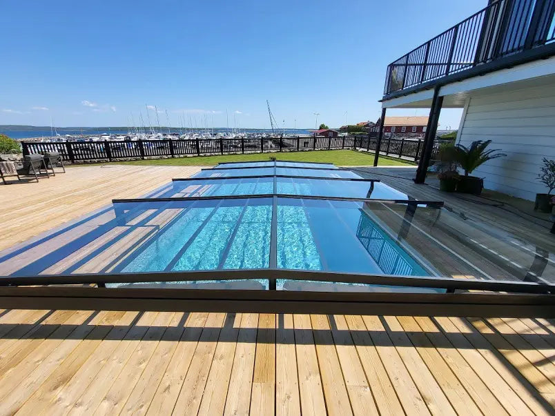 AstralPool Ultra Nordic – Lågt pooltak med en skena och UV-skyddad polykarbonat