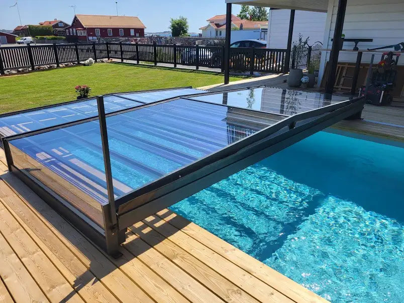AstralPool Ultra Nordic – Lågt pooltak med en skena och UV-skyddad polykarbonat